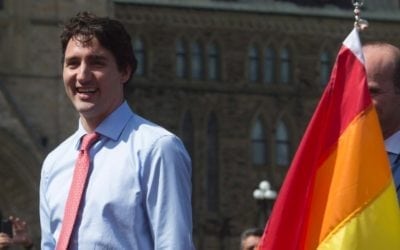 Trudeau faz história hasteando bandeira LGBTT no Parlamento