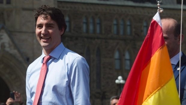 Trudeau faz história hasteando bandeira LGBTT no Parlamento