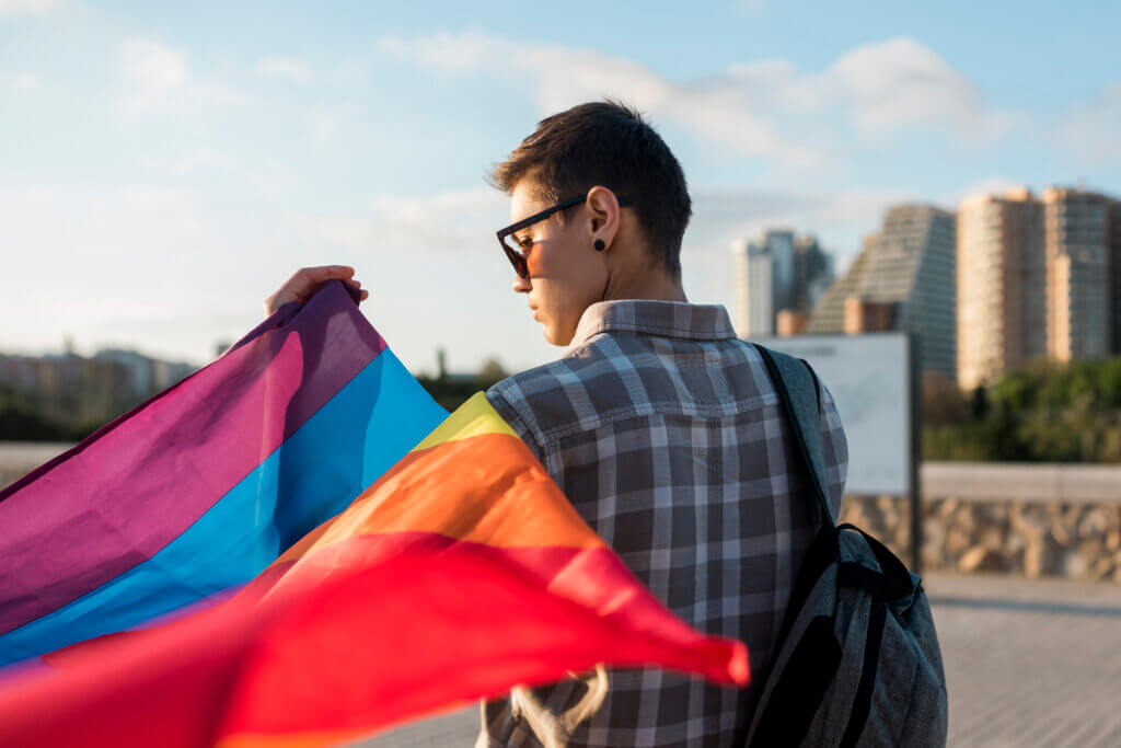 Bandeiras do arco-íris e dos Estados Unidos lado a lado no Rio de Janeiro  durante o Mês do Orgulho LGBTQI+ - Embaixada e Consulados dos EUA no Brasil