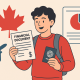Estudante segurando documento financeiro para visto de estudos no Canadá